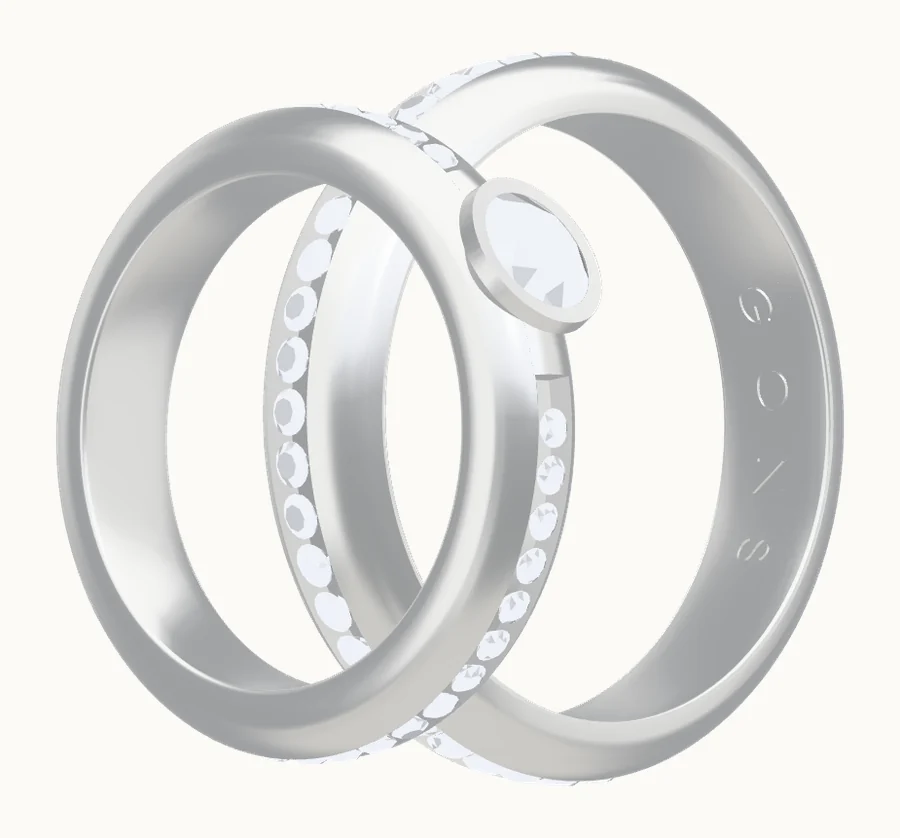 Dos anillos de plata cruzados, con la piedra al frente