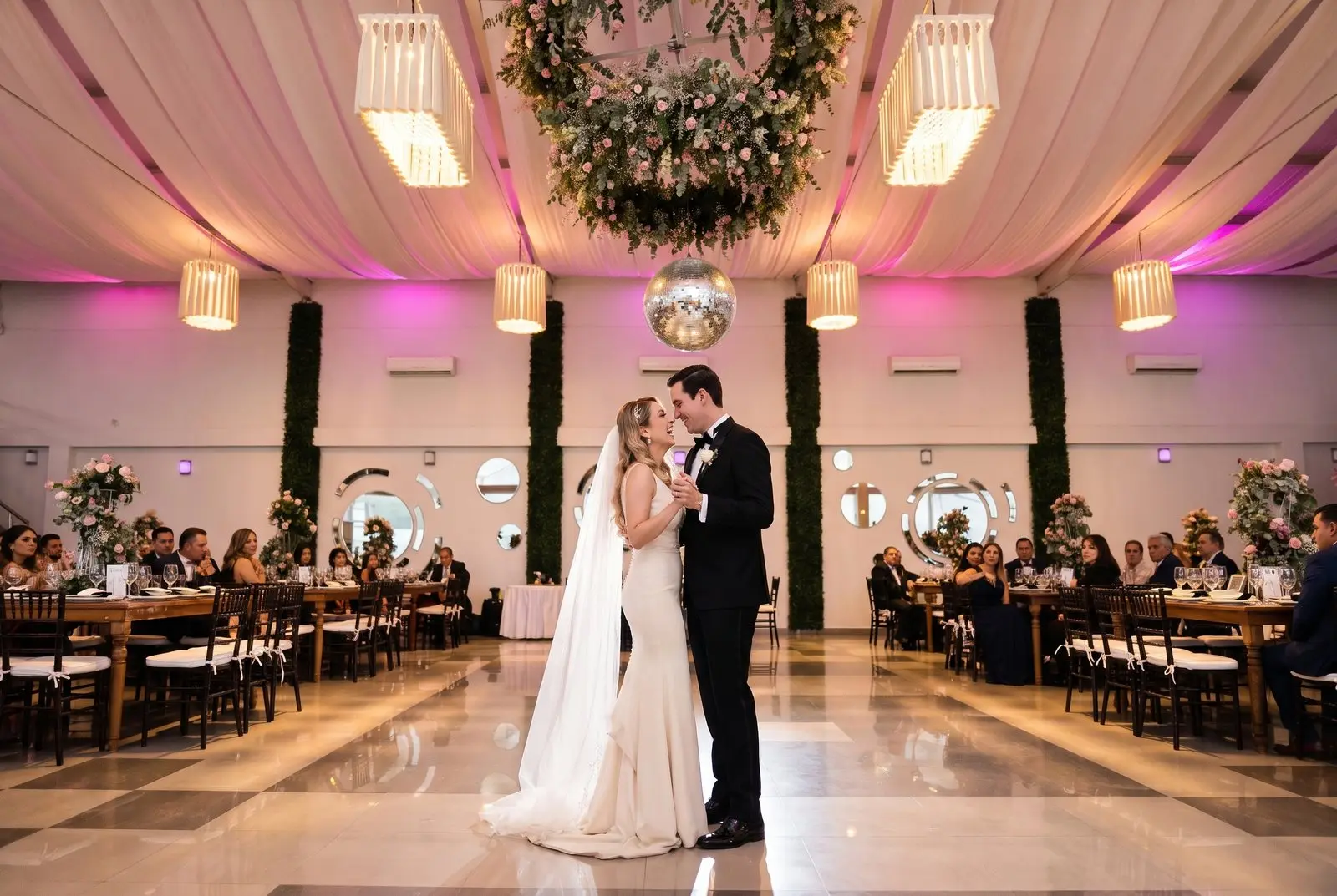 Los novios bailan solos en la pista del salón