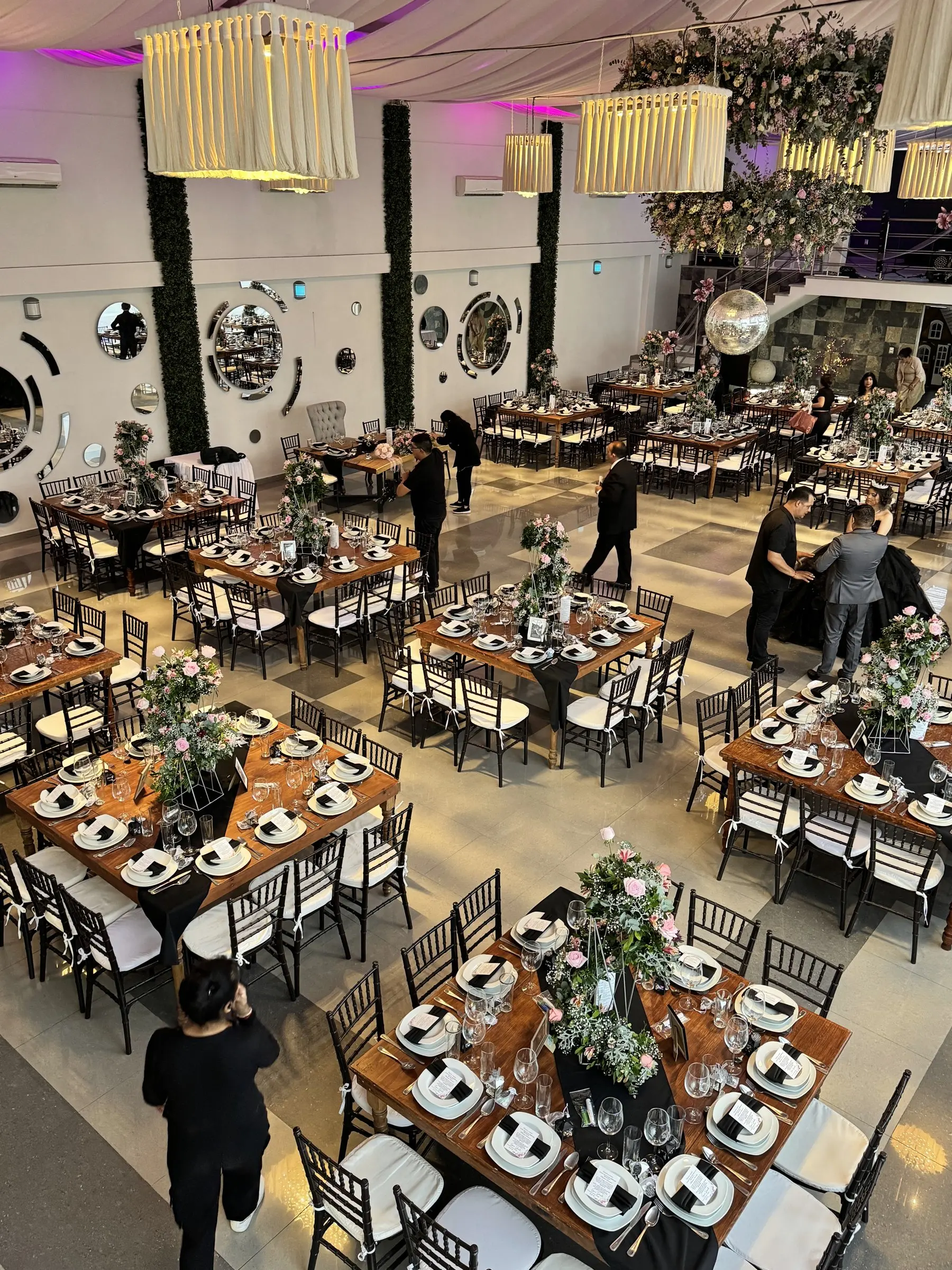 El salón visto desde el mezzanine, montado en blanco y negro con sillas Chiavari