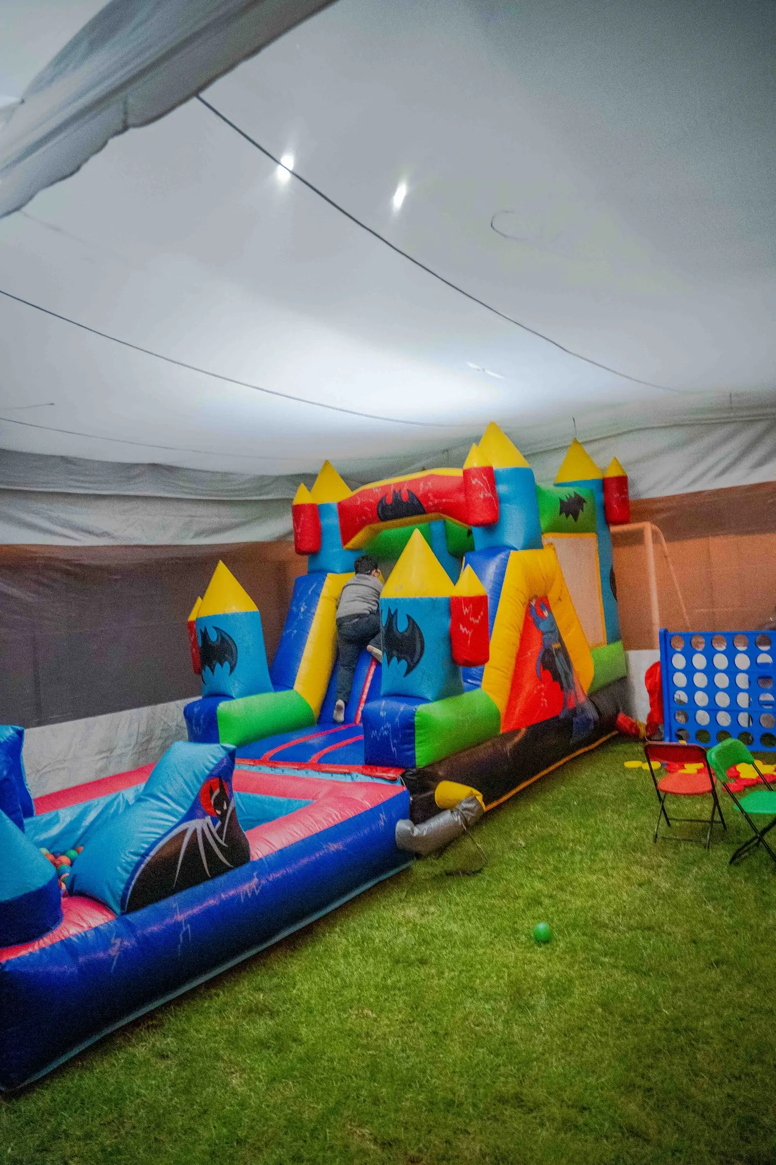 Un castillo inflable en el jardín, bajo la carpa
