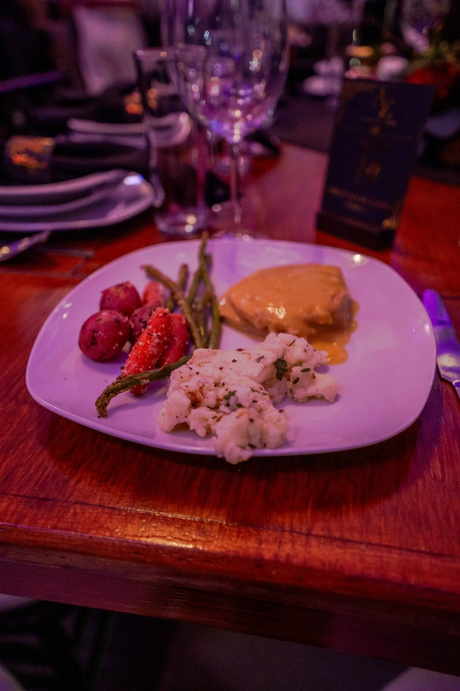 El plato fuerte servido: pollo en salsa, espárragos y guarnición