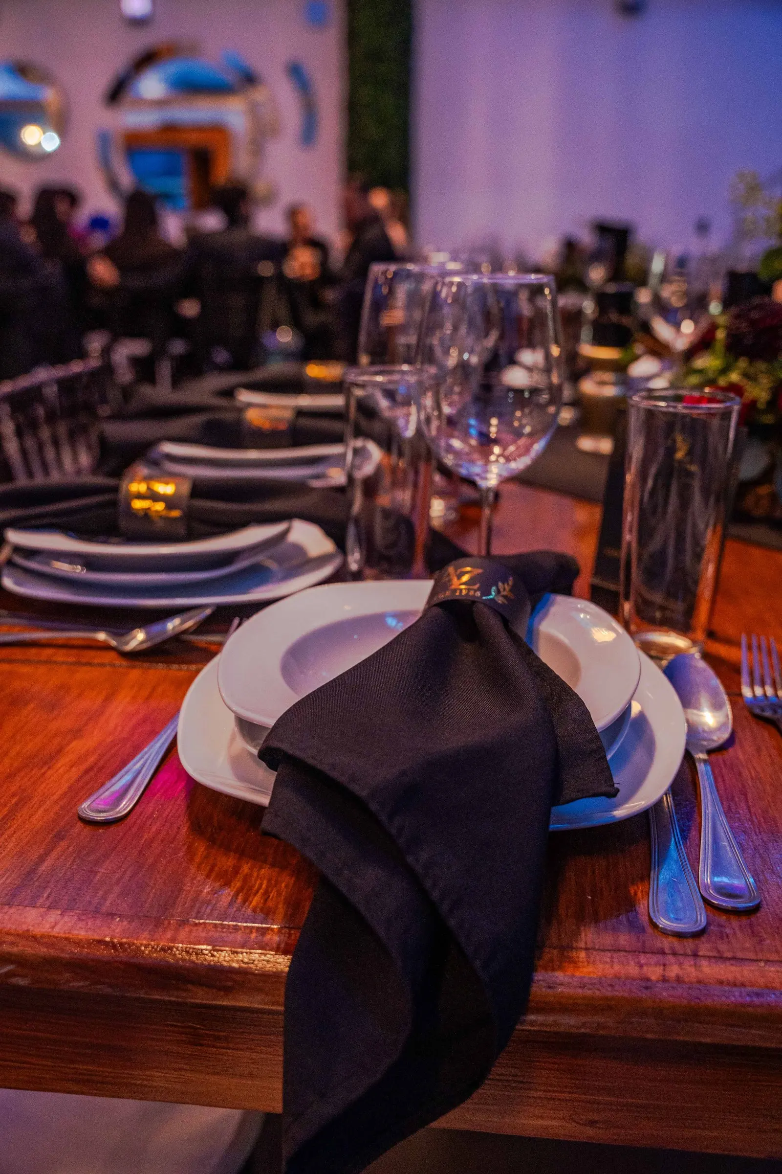El plato y la servilleta de un lugar, con el salón al fondo